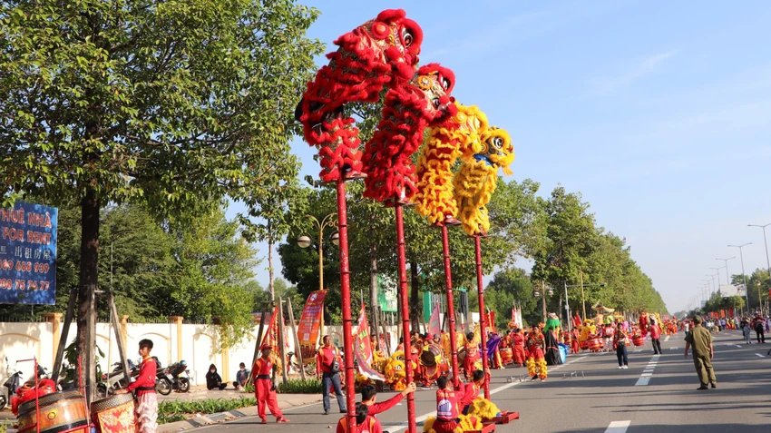 Hàng trăm đoàn lân sư rồng tham gia biểu diễn đông nhất tại một địa điểm ở Bình Dương