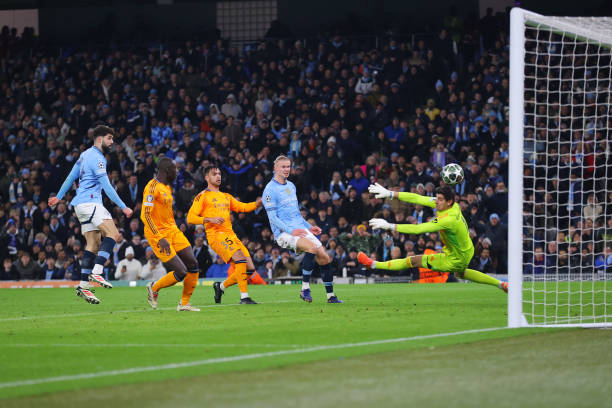 Man City vượt lên dẫn bàn ở phút 19. Erling Haaland đã dứt điểm đánh bại Courtois sau cú đánh đầu làm tường của Gvardiol