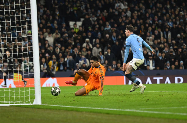 Chưa dừng lại ở đó, tới phút bù giờ thứ 2, hàng thủ Man City đã mắc sai lầm. Vinicius chuyền bóng để Jude Bellingham băng lên dễ dàng dứt điểm vào lưới trống, nâng tỉ số lên 3-2