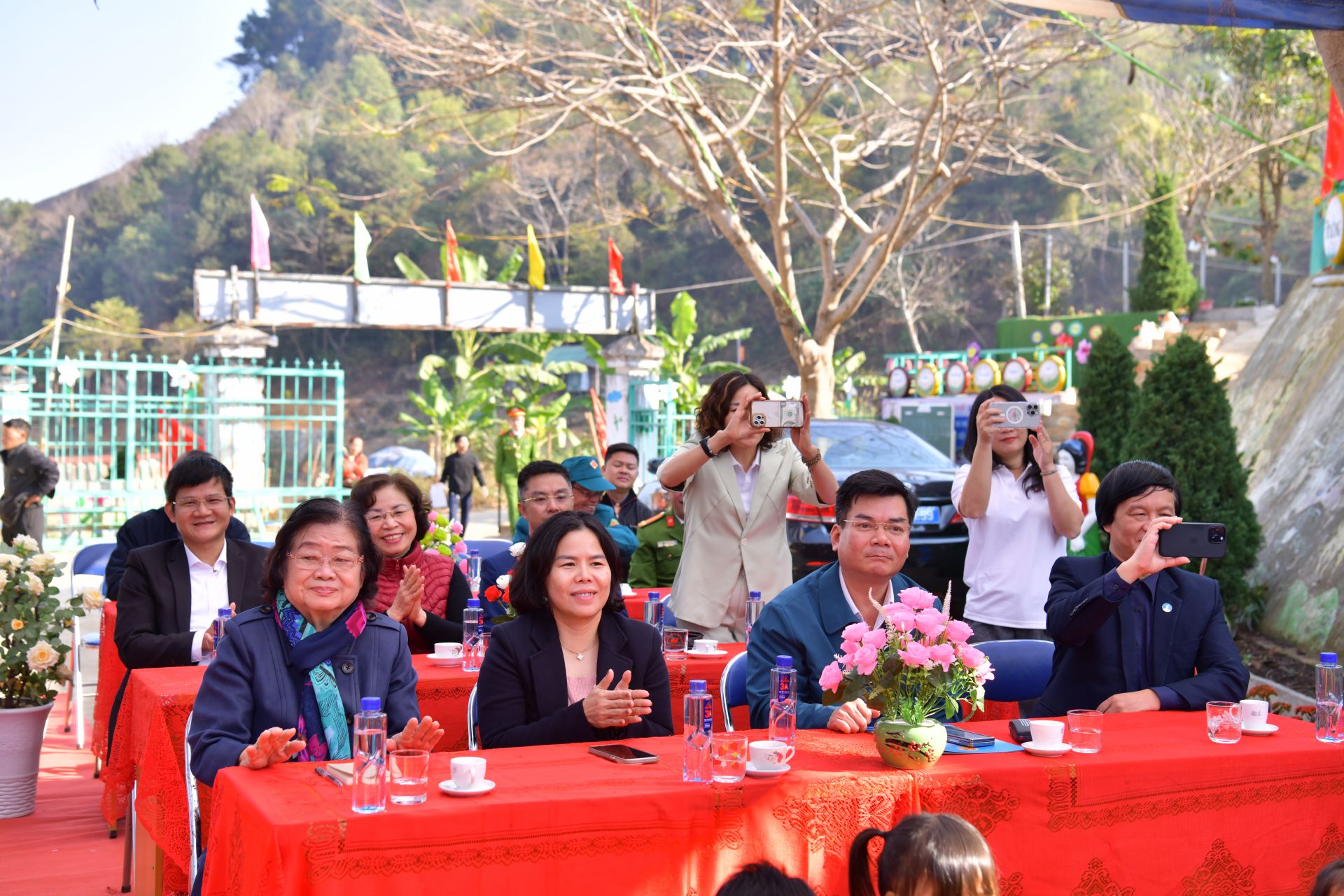 Các đại biểu tham dự Lễ Khánh thành công trình lớp học tại trường Mầm non số 2 Sá Tổng