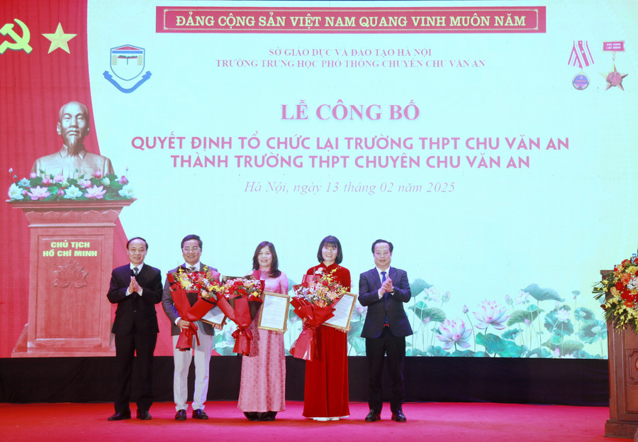 Lãnh đạo Sở GD&ĐT Hà Nội công bố quyết định bổ nhiệm Hiệu trưởng, Phó Hiệu trưởng Trường THPT chuyên Chu Văn An