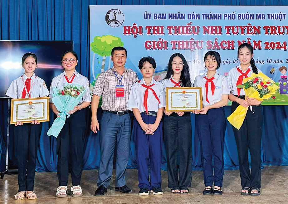 Nhà giáo Nguyễn Hữu Luật - Trưởng phòng Giáo dục và Đào tạo
TP. Buôn Ma Thuột, trao giải cho đội thi của Liên đội trường
THCS Phạm Hồng Thái