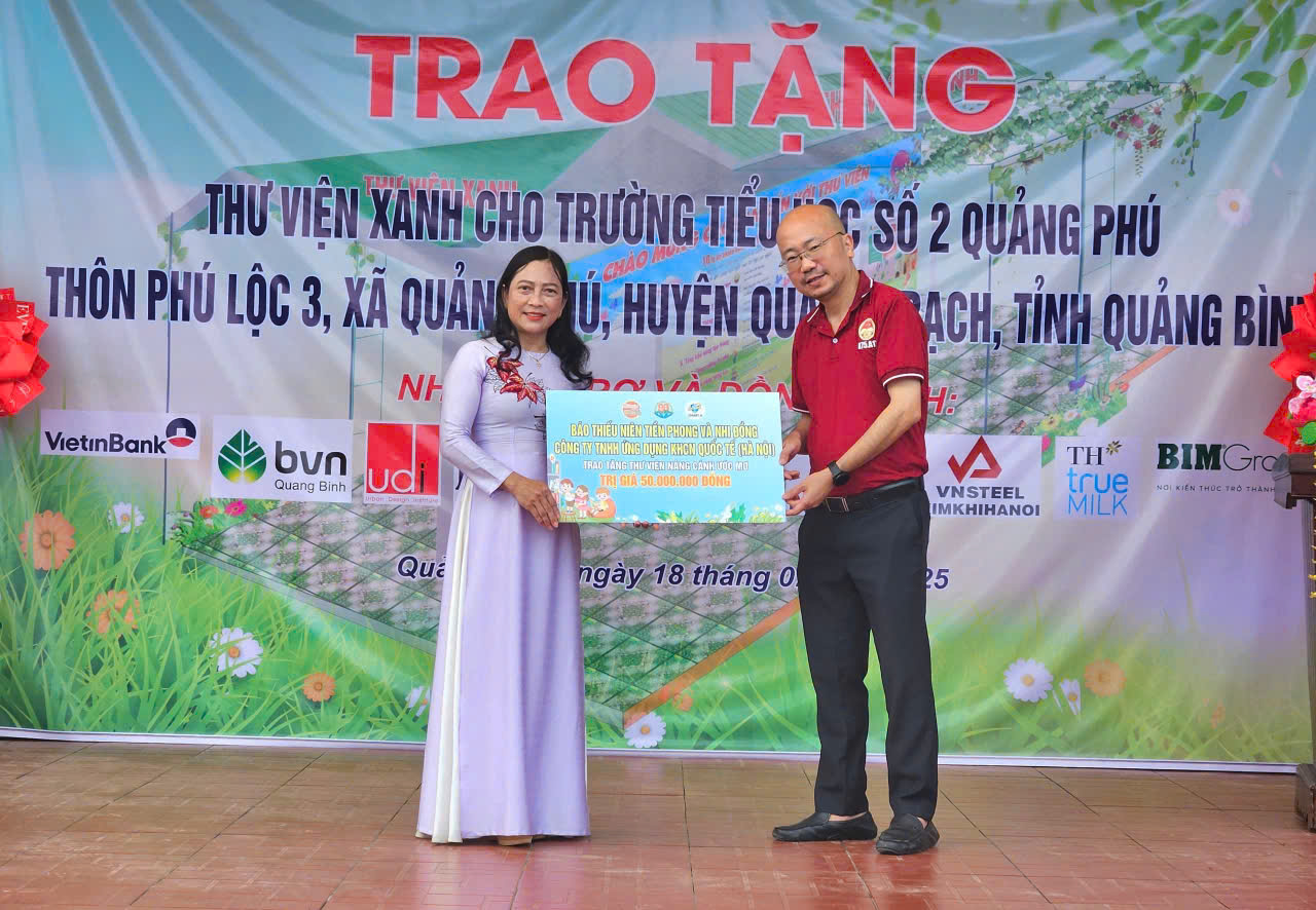 Đại diện Báo Thiếu niên Tiền phong và Nhi đồng trao tặng Thư viện “Nâng cánh ước mơ” cho trường Tiểu học số 2 Quảng Phú