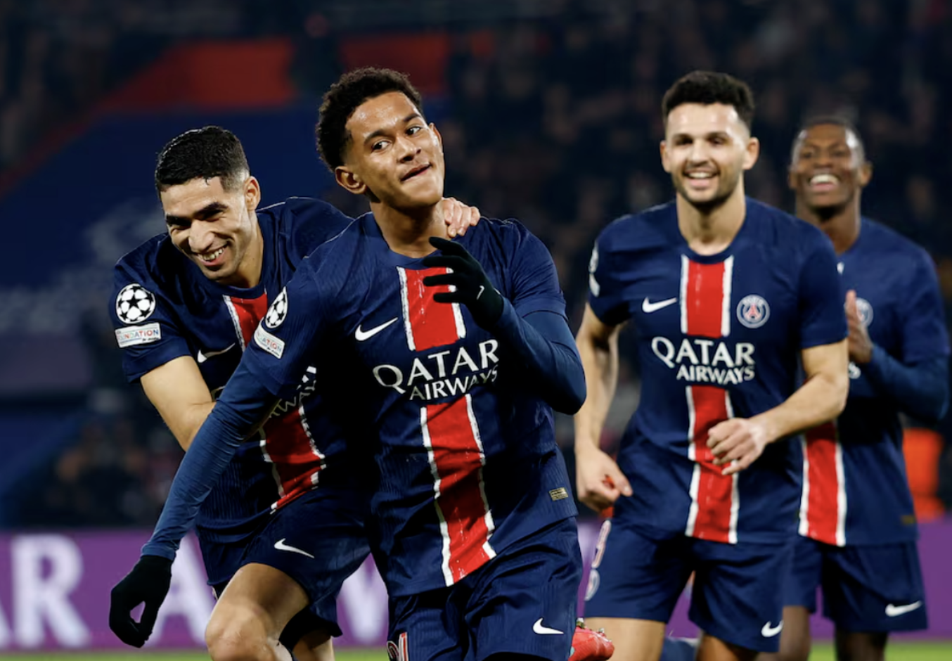 Senny Mayulu mừng bàn thứ bảy trong trận PSG thắng Brest.