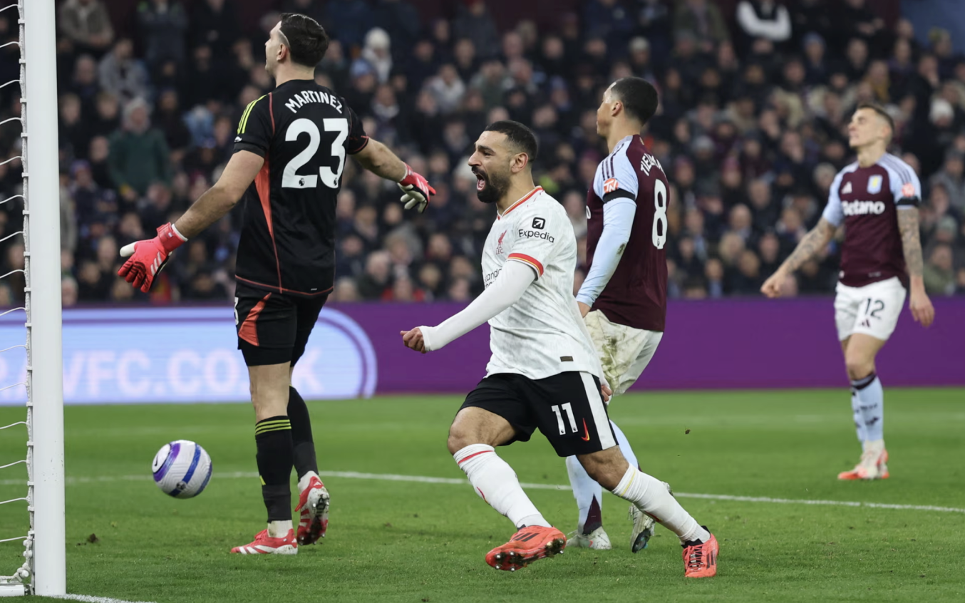 Salah ăn mừng sau khi mở tỷ số cho Liverpool trên sân Villa Park.