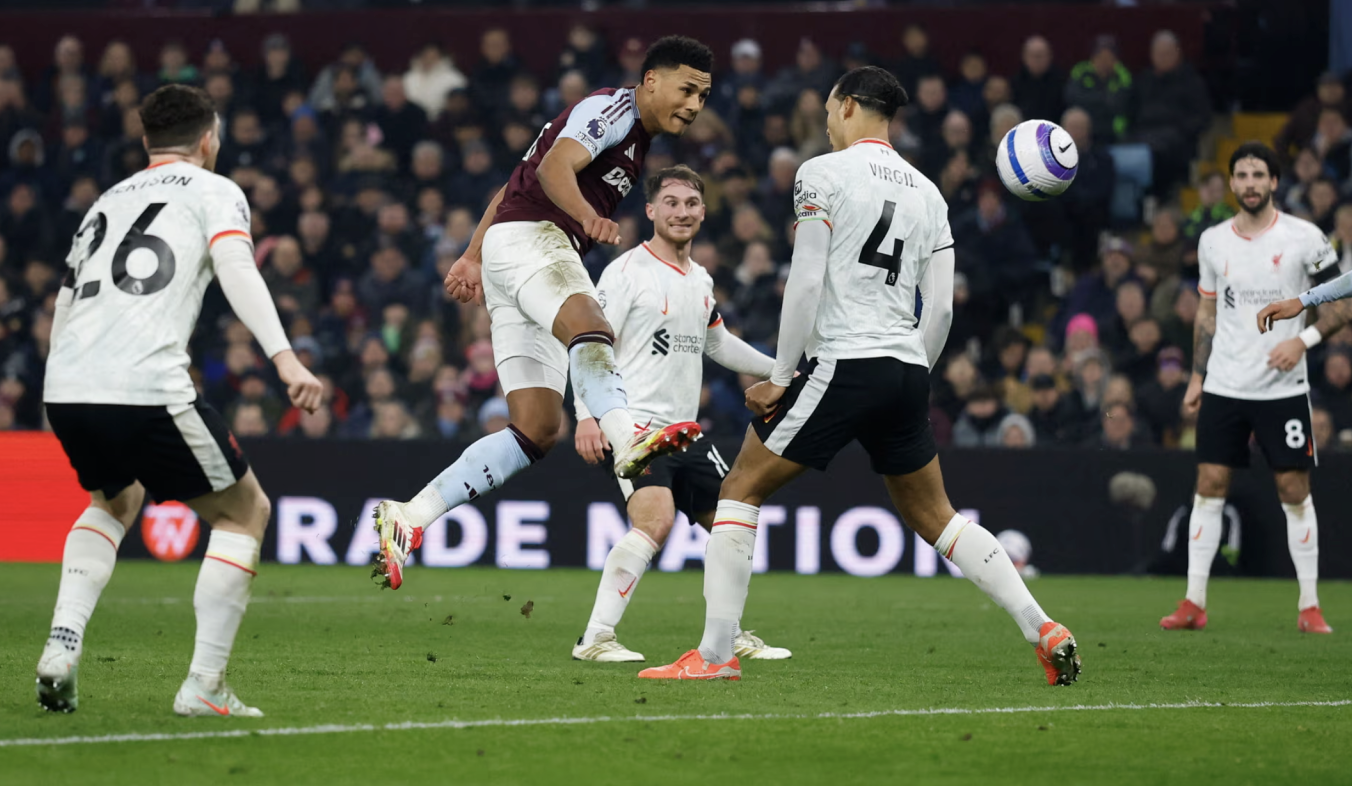 Ollie Watkins đánh đầu, nâng tỷ số lên 2-1 cho Villa ở cuối hiệp một.