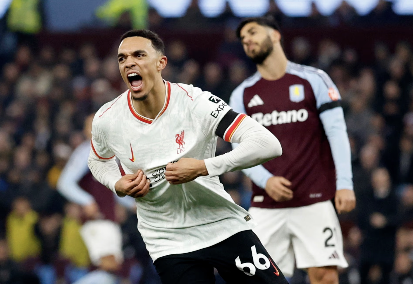 Alexander-Arnold gỡ hòa 2-2 cho Liverpool. 