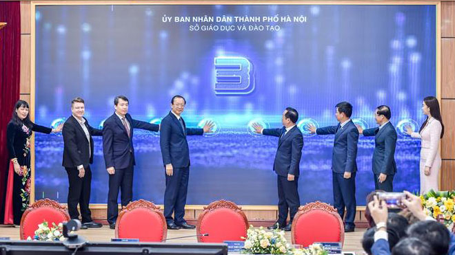 Thứ trưởng Phạm Ngọc Thưởng và các đại biểu thực hiện nghi thức kích hoạt Tháng tự học ngoại ngữ năm 2025 của ngành Giáo dục Hà Nội