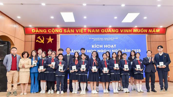 Thứ trưởng Bộ GD&ĐT tặng sách về nội dung tự học nhằm khuyến khích phong trào tự học cho các em học sinh