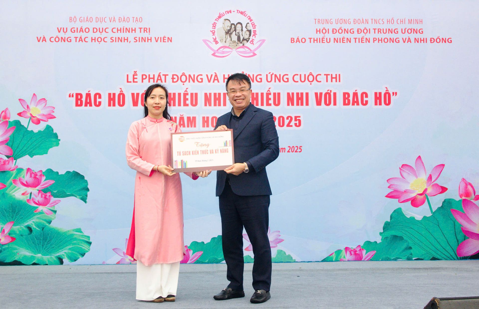 Cô giáo Phan Thị Ngọc Quỳnh – Hiệu trưởng Trường Tiểu học Quang Trung, TP. Huế nhận Tủ sách Kiến thức và Kỹ năng từ Báo Thiếu niên Tiền phong và Nhi đồng.