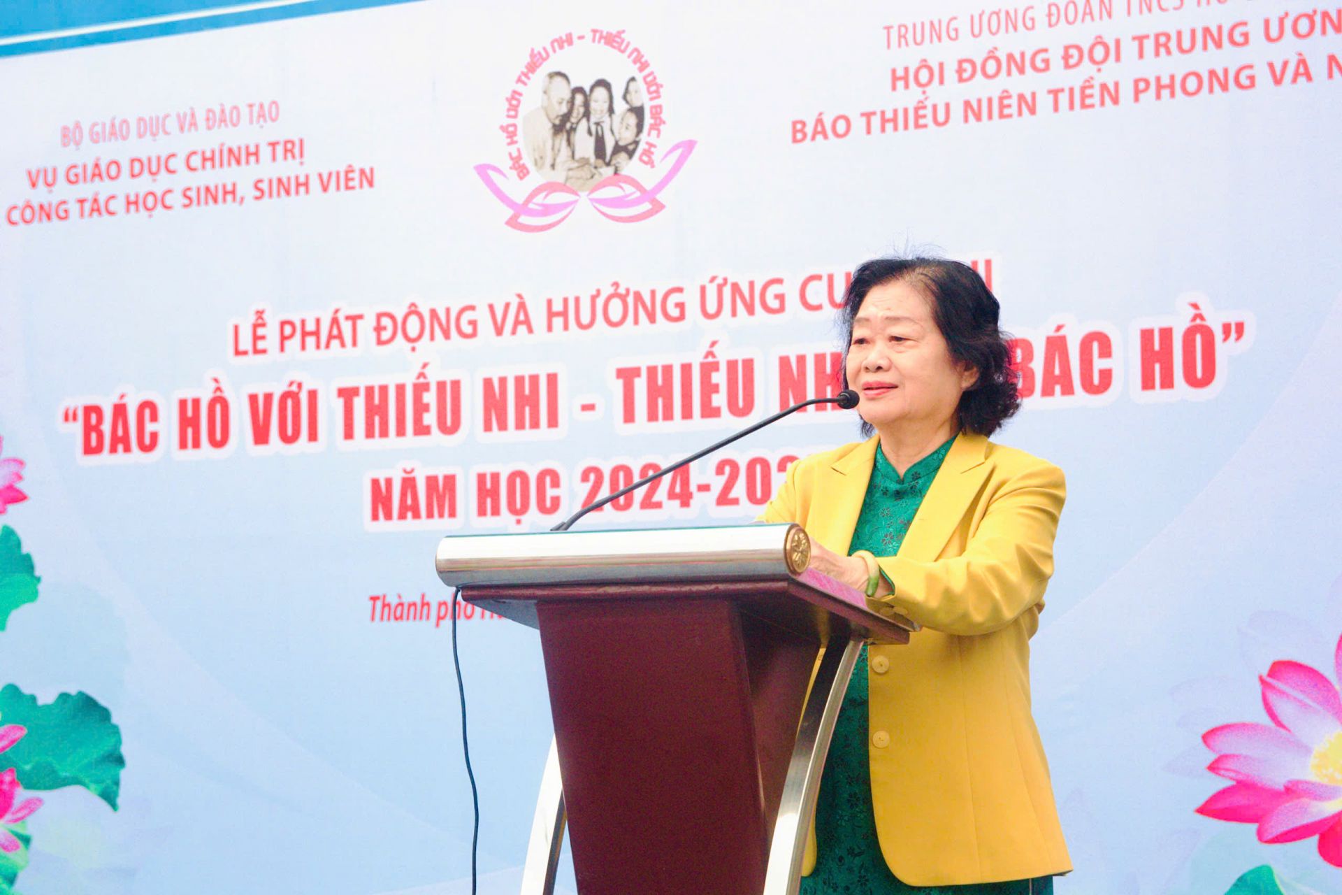 Bà Trương Mỹ Hoa – Nguyên Phó Chủ tịch nước CHXHCN Việt Nam, Chủ tịch Quỹ học bổng Vừ A Dính. 