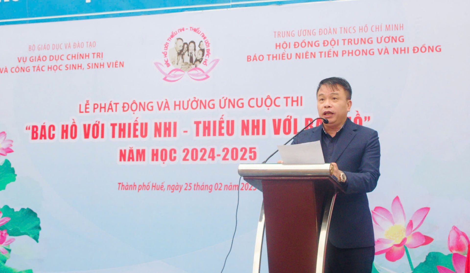 Nhà văn, nhà báo Nguyễn Phan Khuê – Ủy viên Hội đồng Đội TƯ, Tổng Biên tập Báo Thiếu niên Tiền phong và Nhi đồng phát biểu tại sự kiện. 