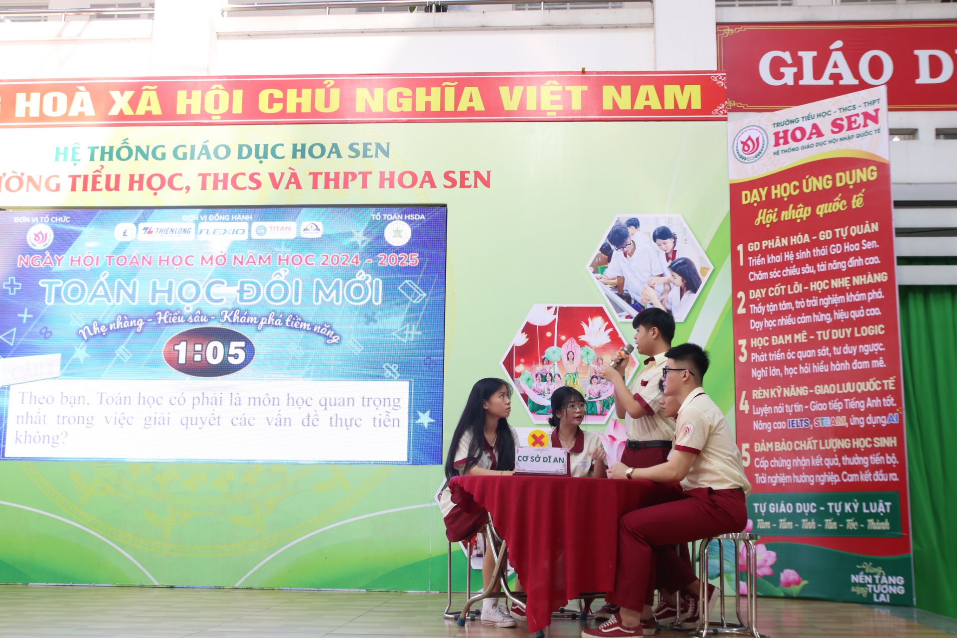 Học sinh trường Hoa Sen tham gia phần thi phản biện