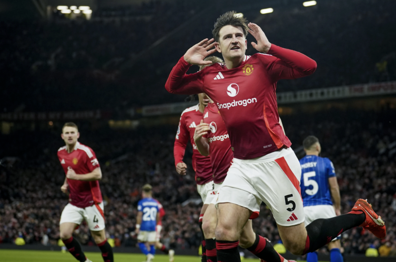 Harry Maguire ăn mừng bàn thắng trong trận Man Utd thắng Ipswich Town 3-2 trên sân Old Trafford.