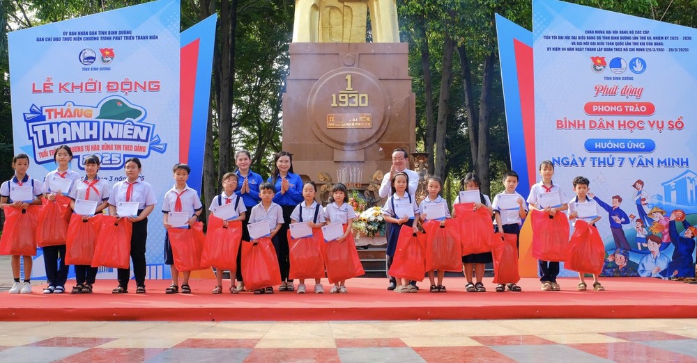 Bí thư T.Ư Đoàn, Chủ tịch Hội đồng Đội T.Ư Nguyễn Phạm Duy Trang; ông Bùi Minh Thạnh - Phó chủ tịch UBND tỉnh Bình Dương và Bí thư Tỉnh Đoàn Bình Dương Trần Thị Diễm Trinh trao học bổng cho các em thiếu nhi.