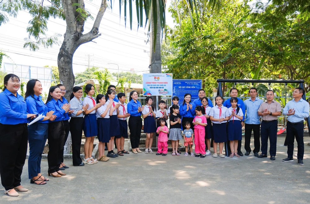 Bí thư T.Ư Đoàn, Chủ tịch Hội đồng Đội T.Ư Nguyễn Phạm Duy Trang tham quan khu vui chơi thiếu nhi.