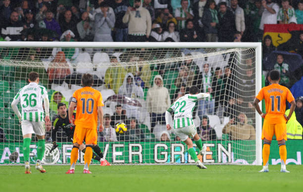  Isco đã chọc thủng lưới đội bóng cũ, nâng tỉ số lên 2-1 cho Betis. (Ảnh: Getty)