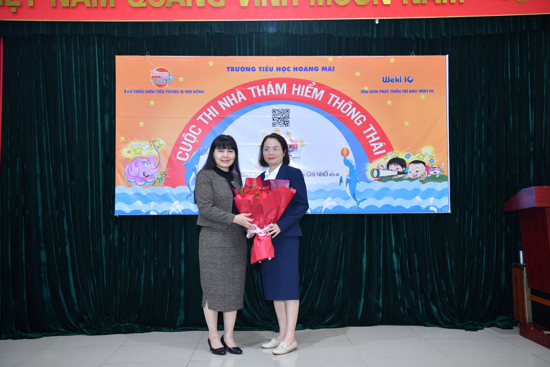 Nhà báo Trần Lan Phương tặng hoa cảm ơn trường Tiểu học Hoàng Mai