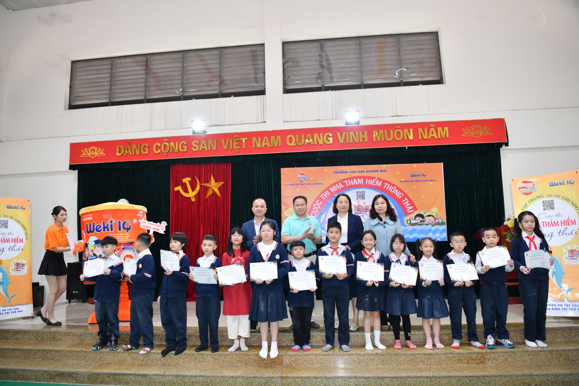 Trao chứng nhận tham dự cuộc thi cho 