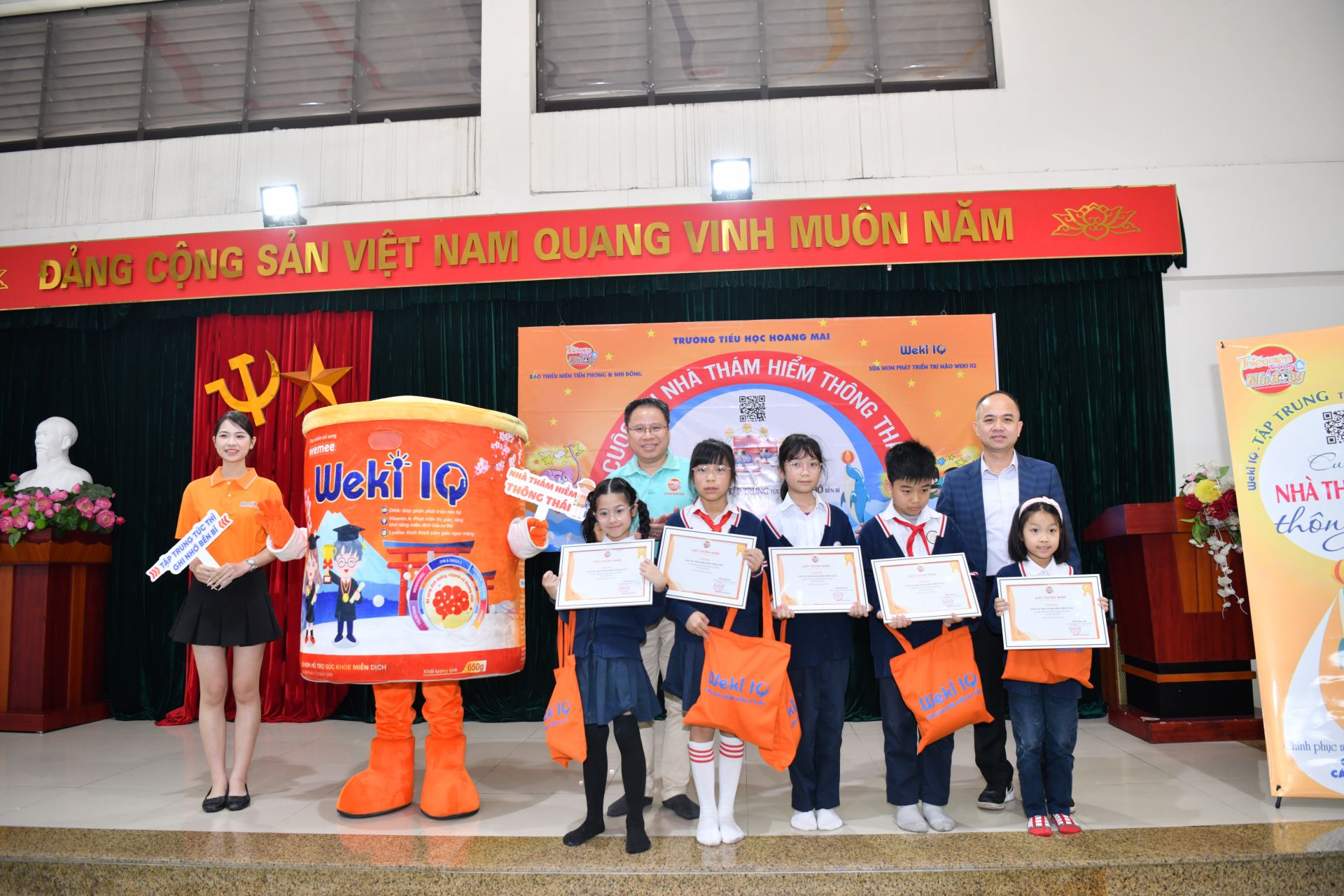 Trao giải Ba cho các bạn thí sinh