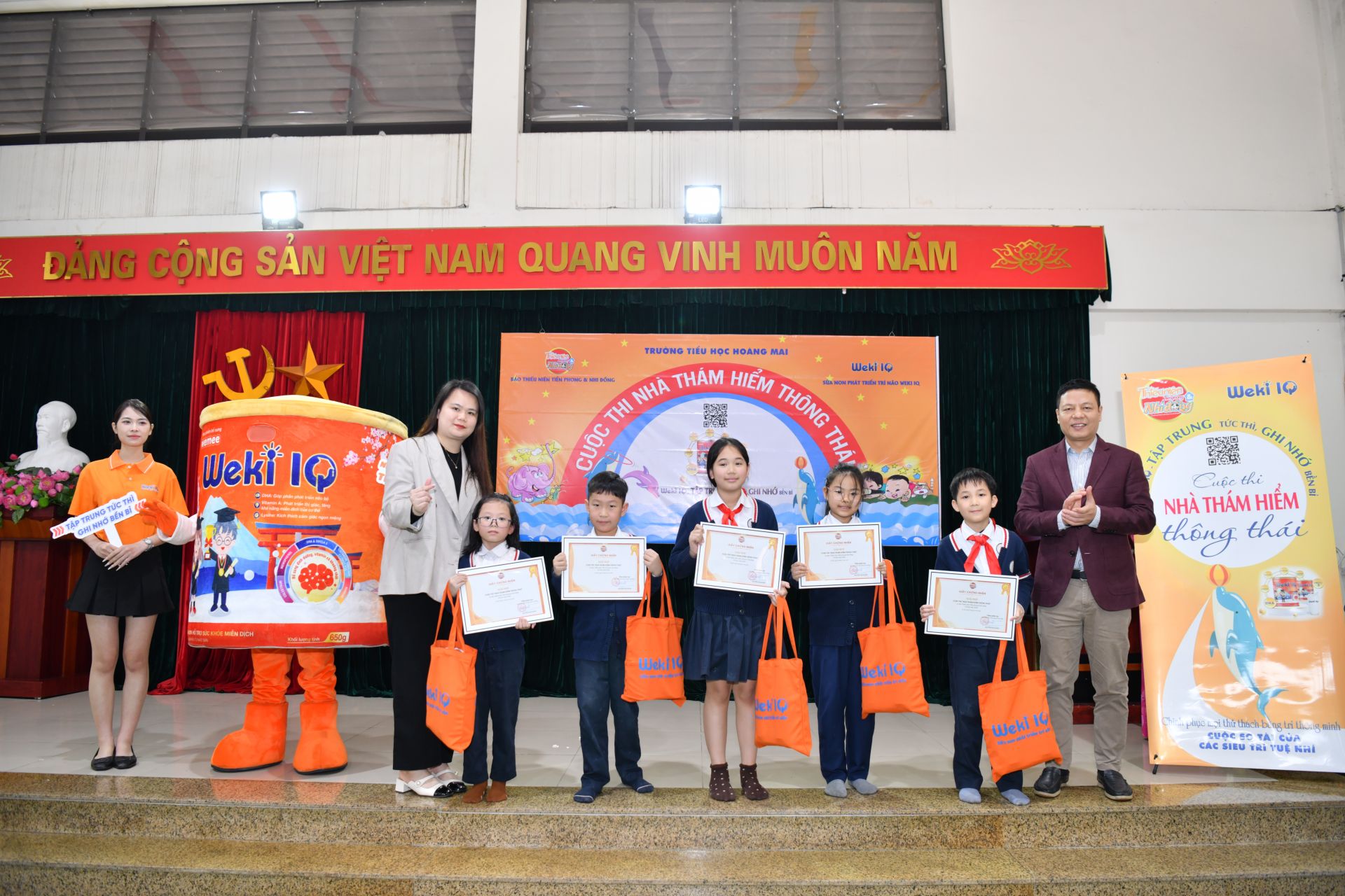 Trao giải Nhí cho các bạn thí sinh