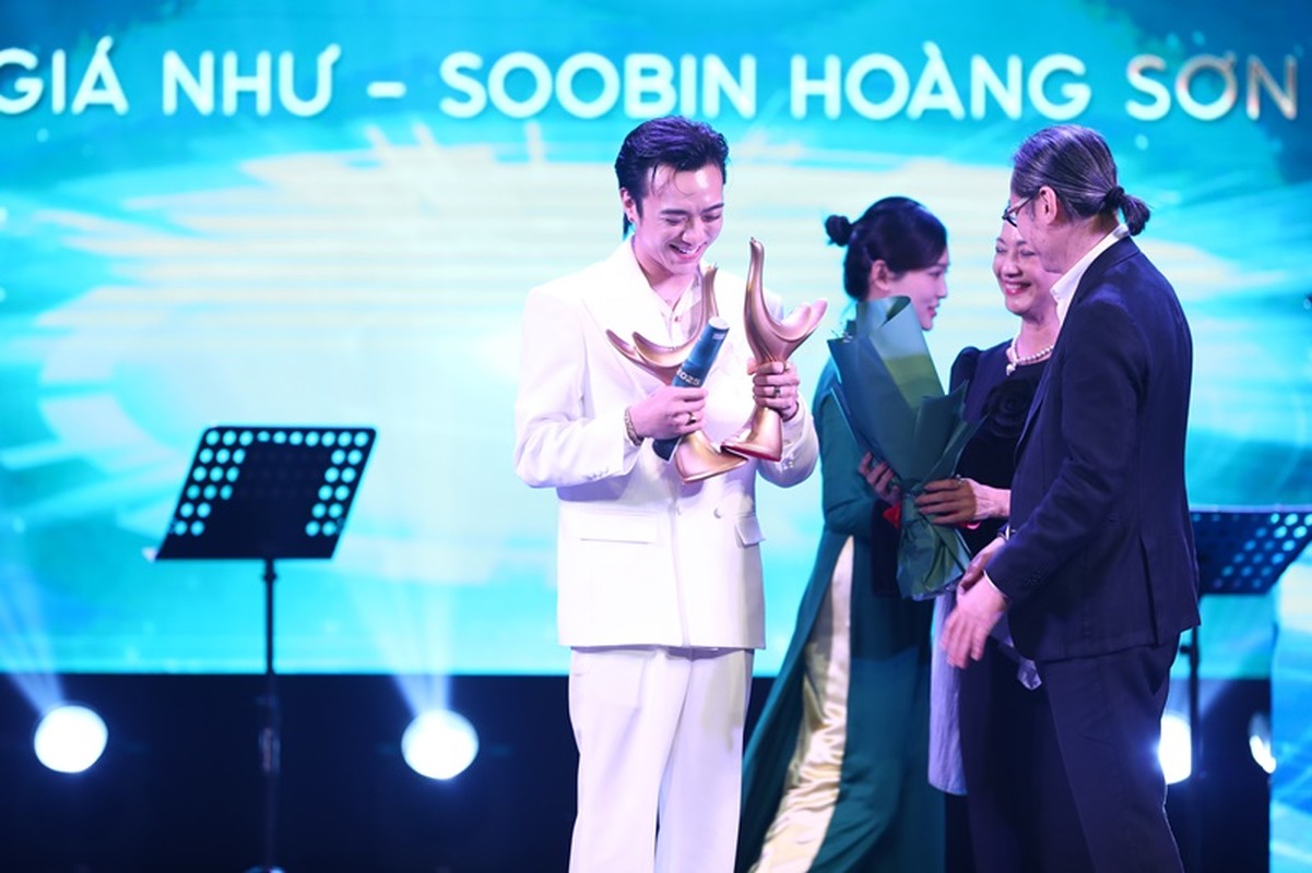 Soobin Hoàng Sơn vui mừng nhận ba cúp Cống hiến 2025