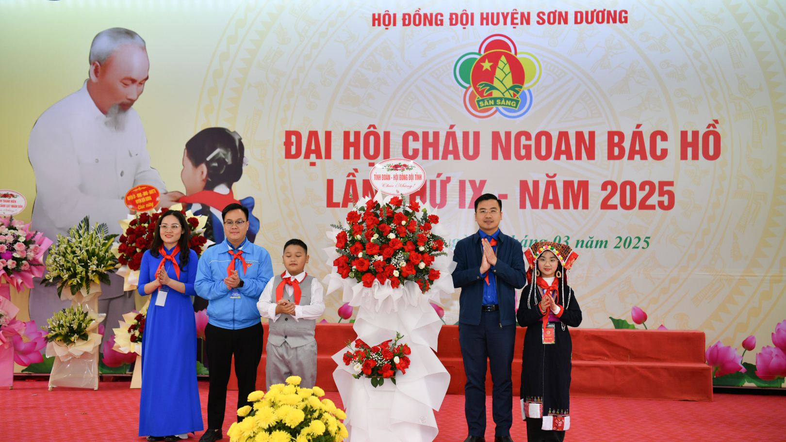 Anh Nguyễn Nhất Linh, đại diện Tỉnh đoàn Tuyên Quang tặng hoa chúc mừng Đại hội Cháu ngoan Bác Hồ huyện Sơn Dương