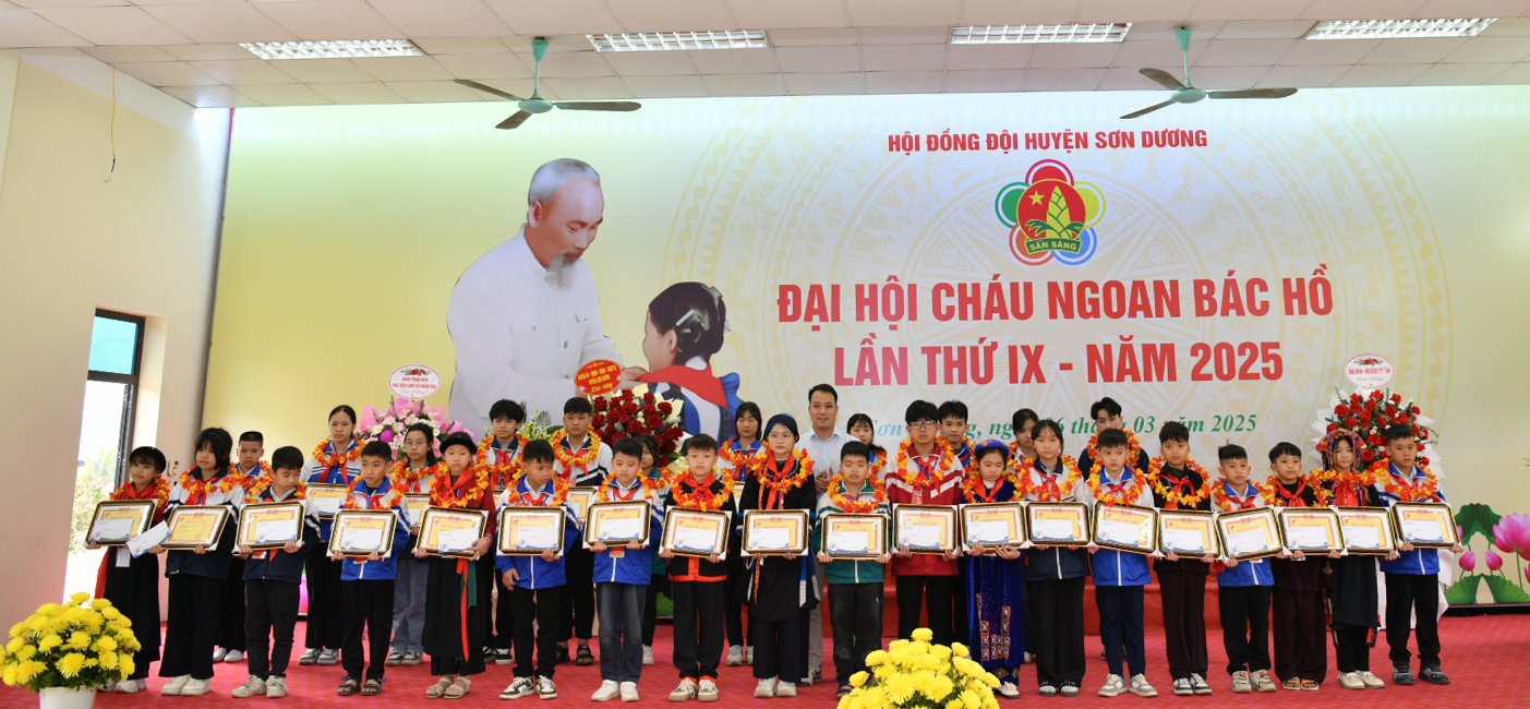 Anh Nguyễn Minh Ngọc - Phó Bí thư Chi đoàn báo TNTP&NĐ trao Học bổng Vừ A Dính cho các em thiếu nhi