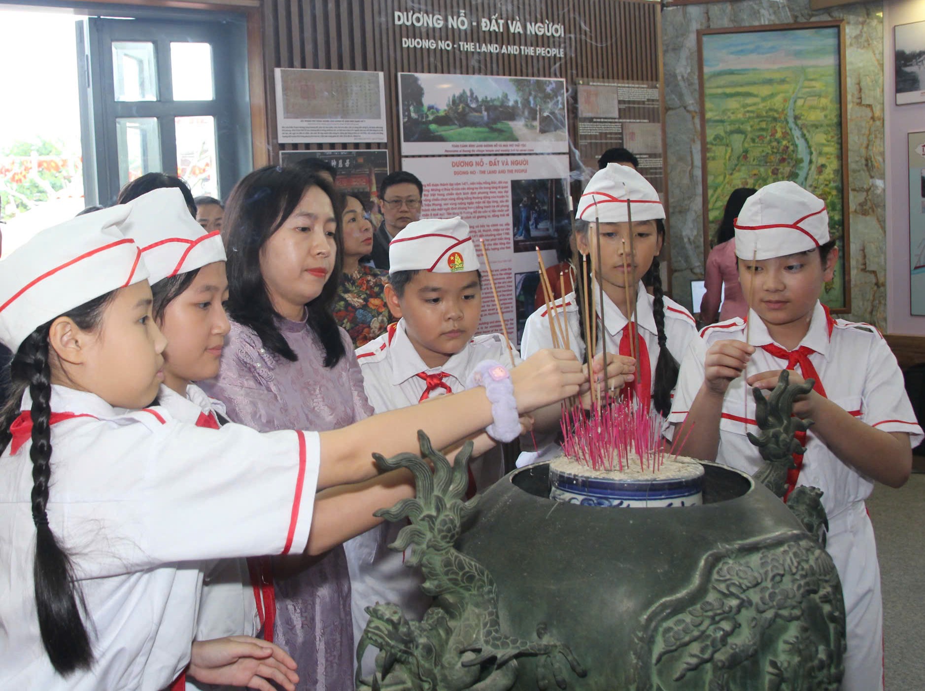 Cô trò trường Tiểu học Quang Trung (Quận Thuận Hóa) xúc động khi về với tuổi thơ của Người.