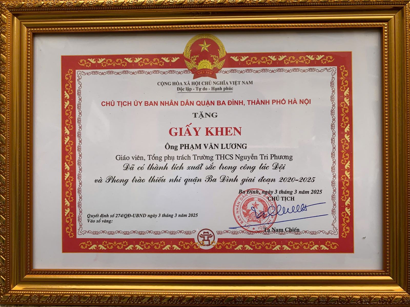 Thầy - TPT đội trường THCS Nguyễn Tri Phương vinh dự nhận Giấy khen của Quận đoàn Ba Đình