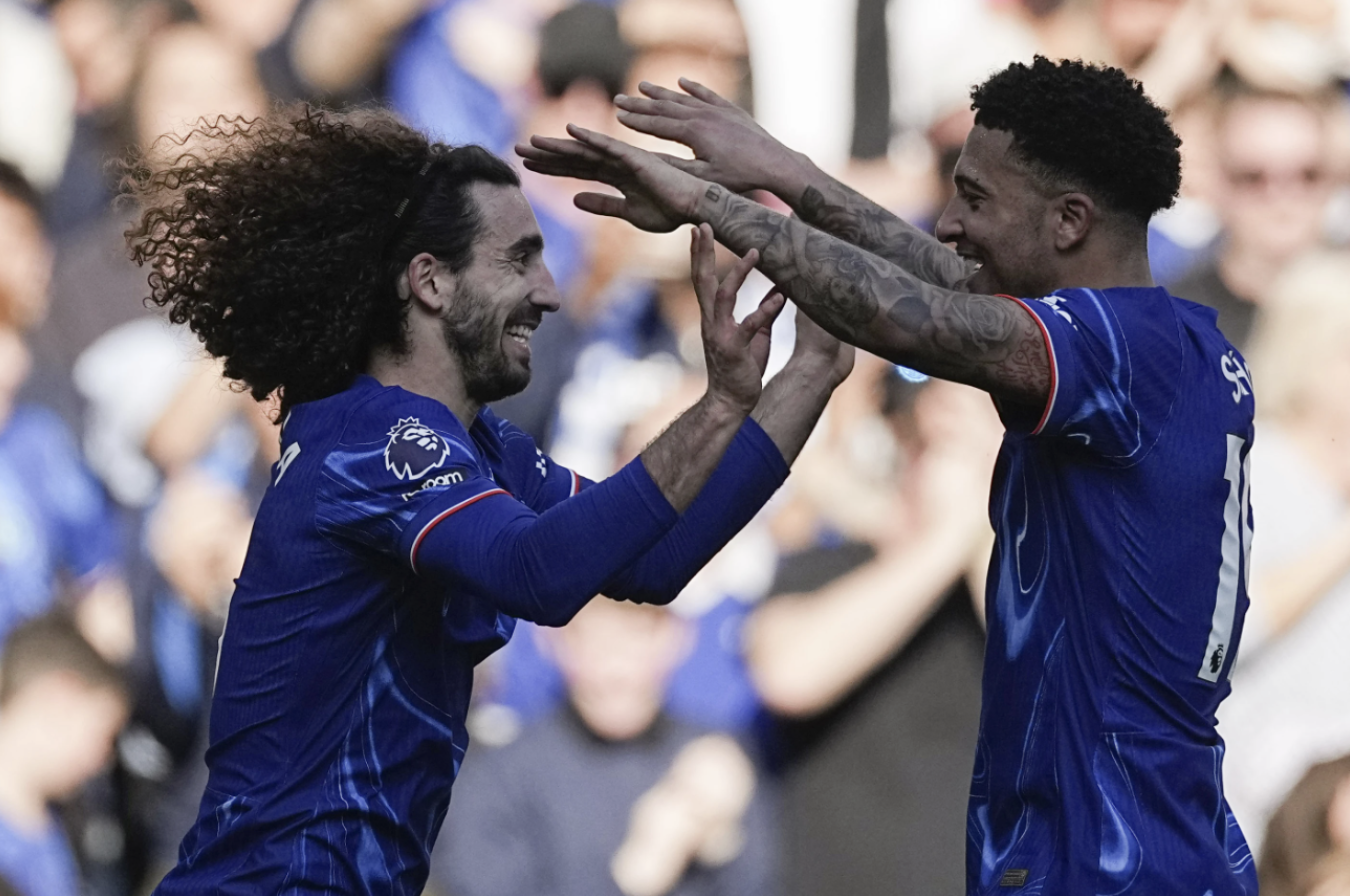 Marc Cucurella và Jadon Sancho ăn mừng bàn thắng.