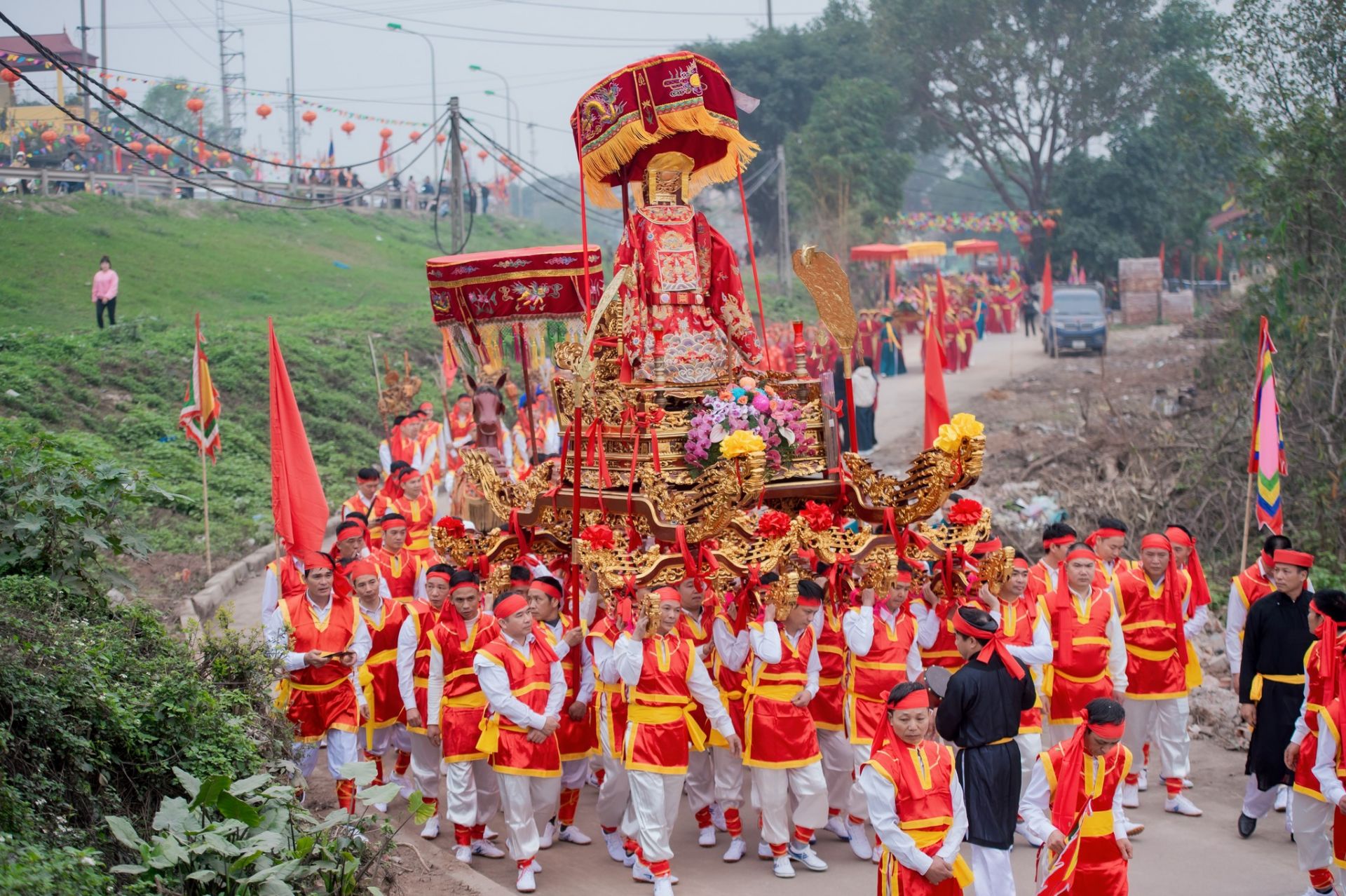 Lễ rước Thánh giá là nét đẹp khác của Hội làng Đống Ba, Thánh vị được rước quanh làng với nghi thức trang trọng, thiêng liêng. Tất cả các xóm, ngõ đều lập cổng chào, lập hương án để nghênh thần khi đoàn rước Thánh giá đi qua