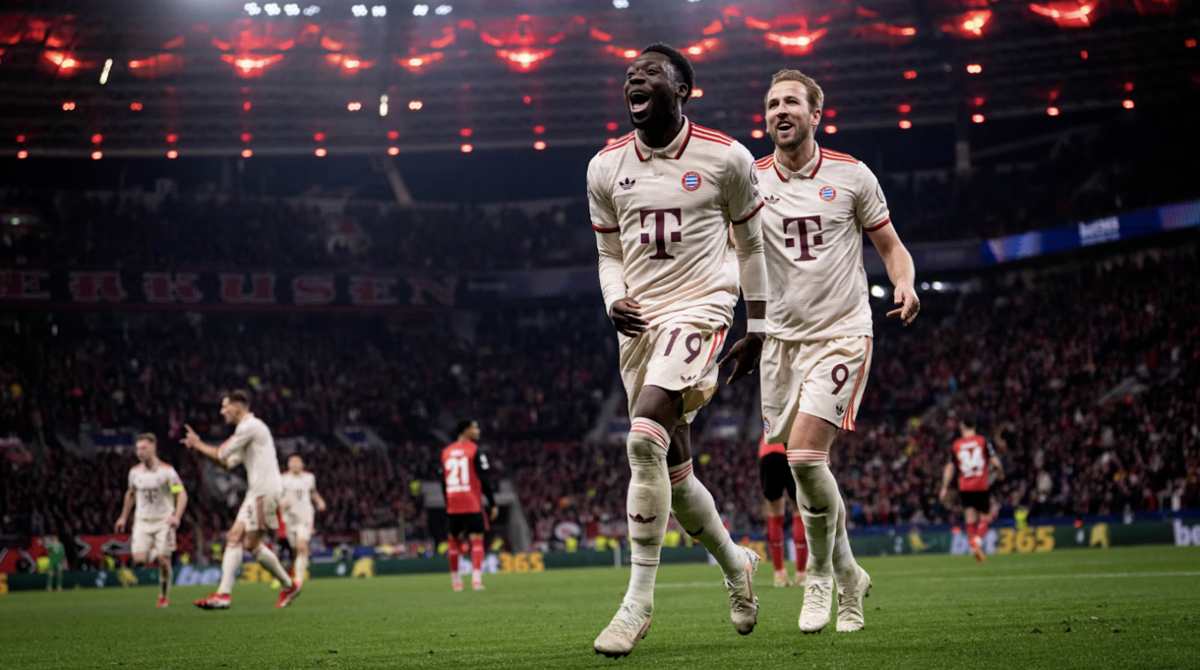 Alphonso Davies và Harry Kane ăn mừng bàn thắng.