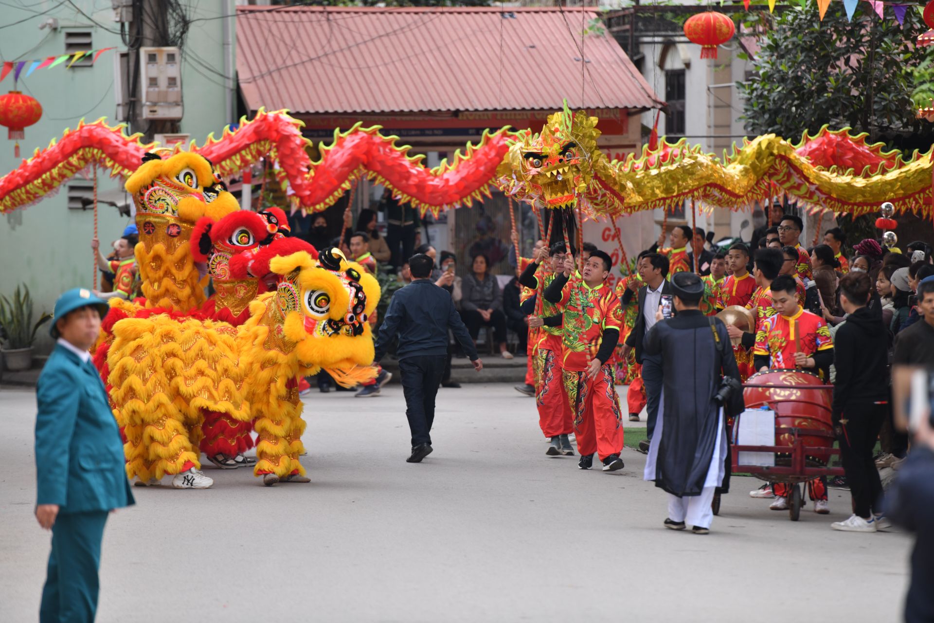 Hội làng Đống Ba không thể thiếu múa lân - sư - rồng. Các điệu múa góp phần tạo nên không khí sôi động cho hội làng