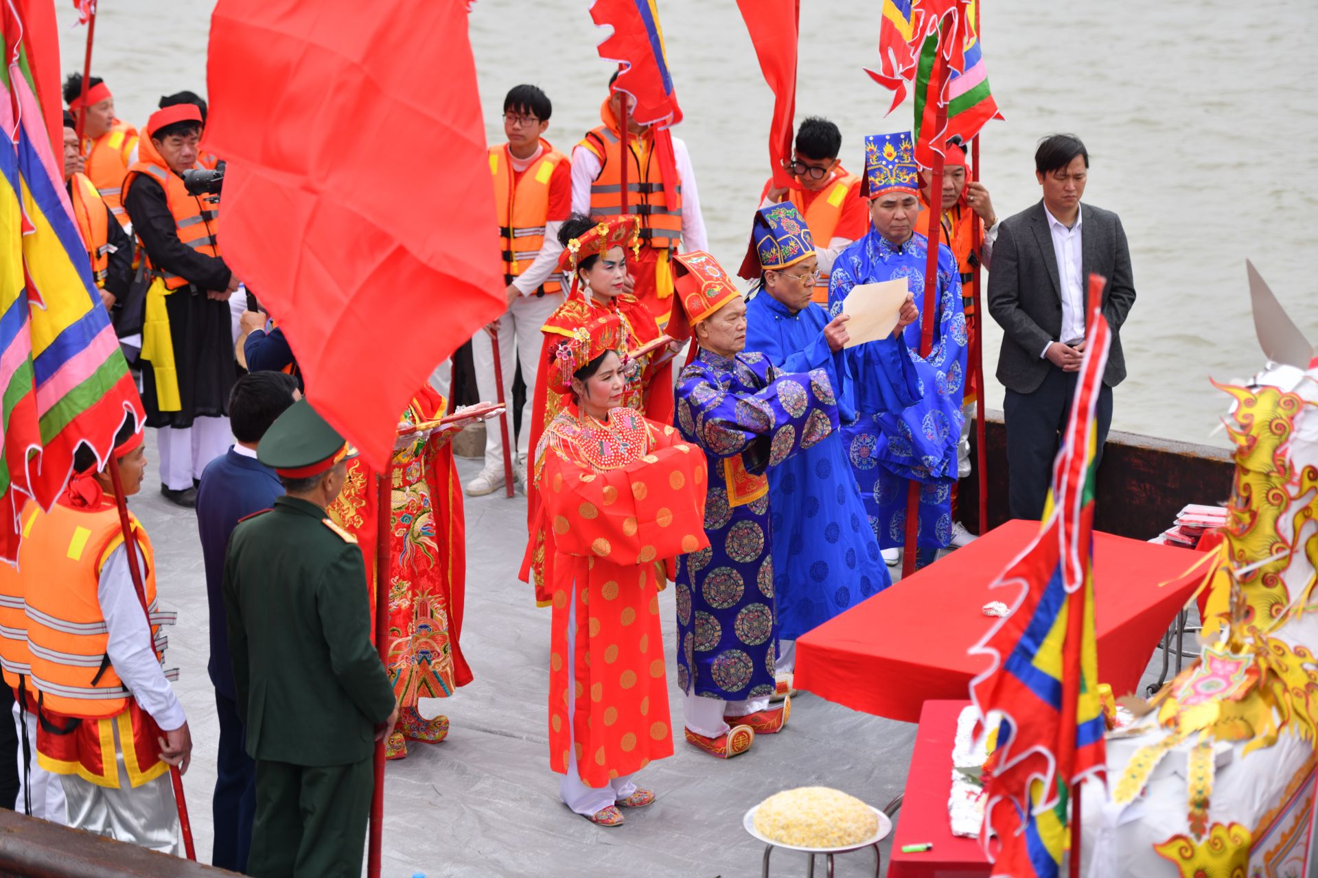 Hội làng Đống Ba gồm 2 phần: lễ và hội. Trong đó, phần lễ nổi bật Lễ rước nước - mộc dục tượng Thánh được tổ chức trọng thể vào ngày mồng 10/2 âm lịch. 