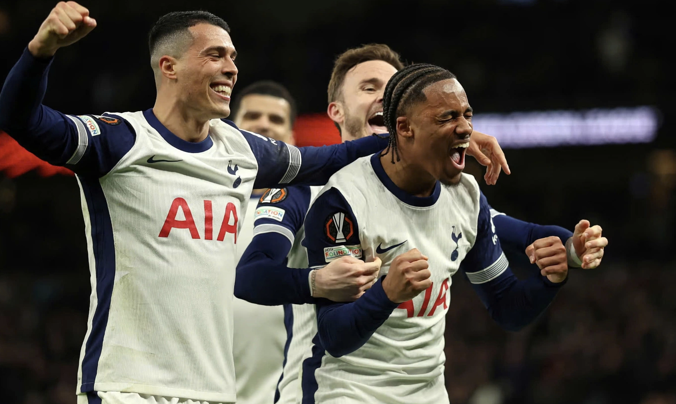 Cầu thủ Tottenham mừng bàn trong trận thắng AZ Alkmaar.