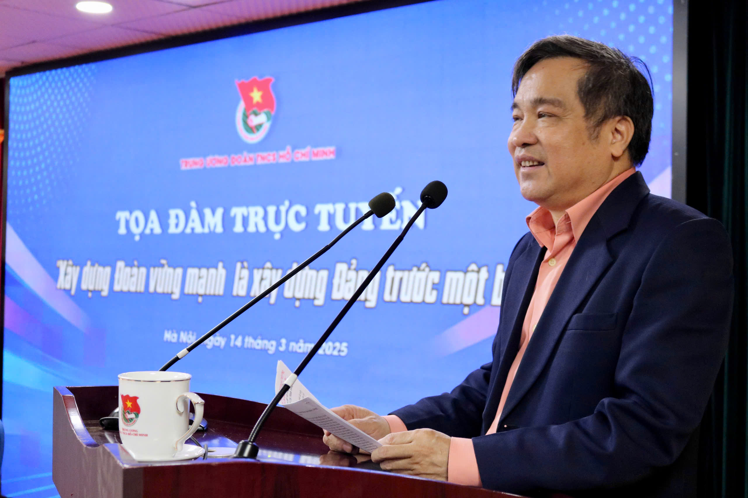 TS. Nguyễn Văn Hùng, Nguyên Phó Trưởng Ban Dân vận Trung ương trình bày tham luận