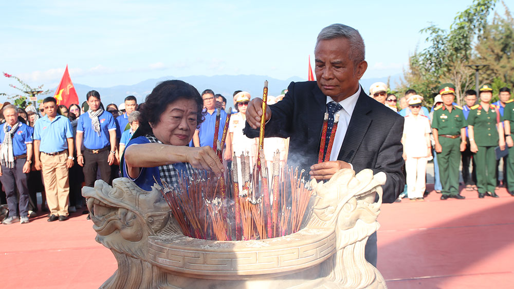 Bác Trương Mỹ Hoa, Chủ tịch Quỹ Học bổng Vừ A Dính, Chủ nhiệm Câu lạc bộ “Vì Hoàng  Sa – Trường Sa thân yêu” và bác Đặng Ngọc Tùng, Phó Chủ nhiệm CLB “Vì Hoàng  Sa – Trường Sa thân yêu” dẫn đầu oàn công tác dâng hương, dâng hoa tại Khu tưởng niệm chiến sĩ Gạc Ma, tưởng nhớ 64 chiến sĩ đã hy sinh vì chủ quyền biển đảo Tổ quốc. Ảnh: Thu Hà