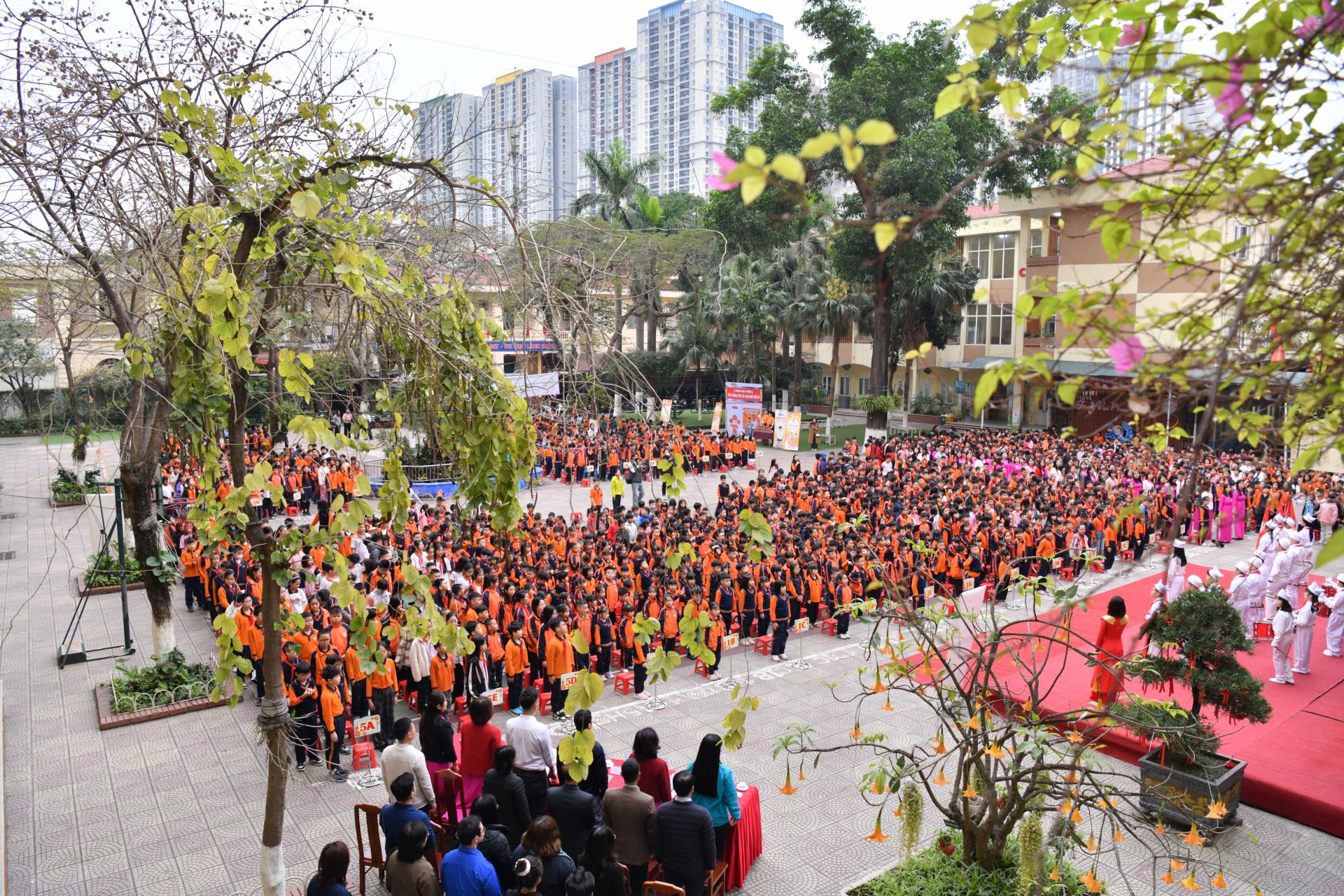 Đông đảo các em học sinh trường Tiểu học Trung Văn tham gia tranh tài và cổ vũ cho 