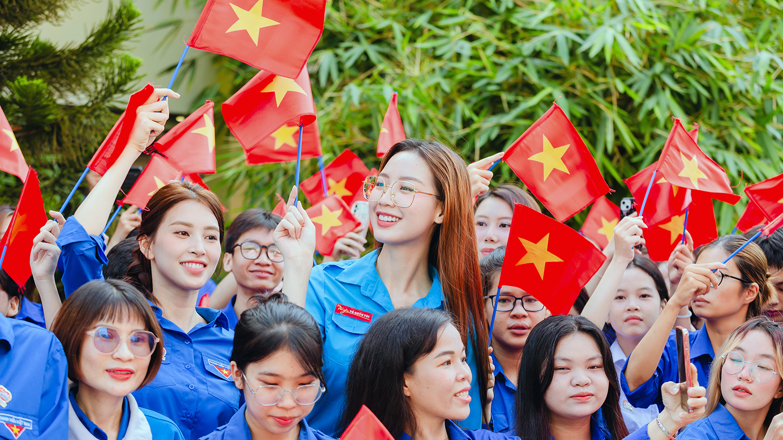 Dàn Hoa hậu xúc động tại lễ chào cờ ý nghĩa "Tôi yêu Tổ quốc tôi"
