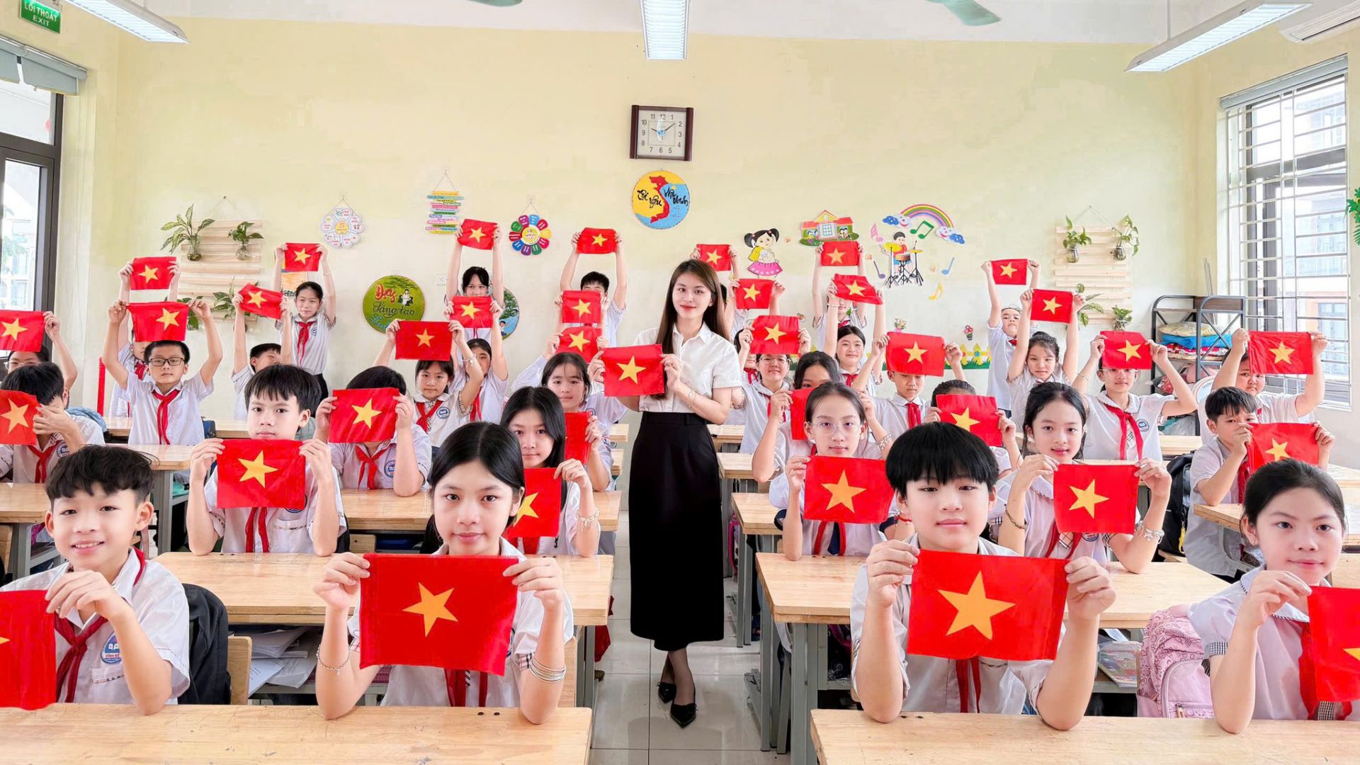 Nhà trường rực rỡ cờ đỏ sao vàng chào mừng 50 năm thống nhất đất nước