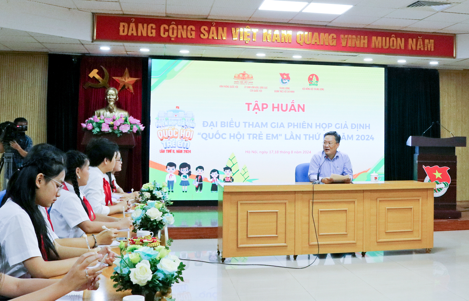 Bác Vũ Minh Đạo, Vụ trưởng Vụ Văn hóa, Giáo dục, Văn phòng Quốc hội trò chuyện, trao đổi cùng với các đại biểu thiếu nhi. Bác Vũ Minh Đạo, Vụ trưởng Vụ Văn hóa, Giáo dục, Văn phòng Quốc hội trò chuyện, trao đổi cùng với các đại biểu thiếu nhi.