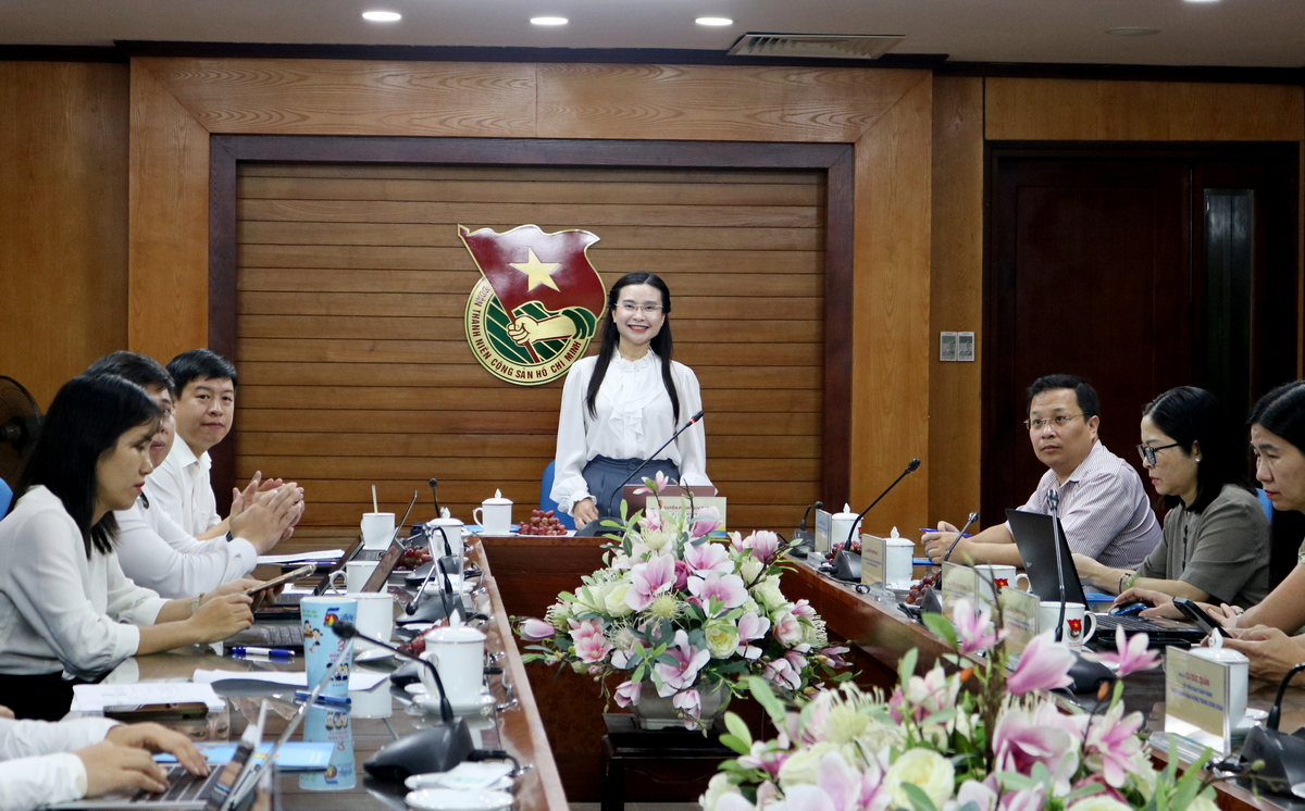 Chị Nguyễn Phạm Duy Trang - Bí thư T.Ư Đoàn, Chủ tịch Hội đồng Đội T.Ư chủ trì buổi làm việc. Chị Nguyễn Phạm Duy Trang - Bí thư T.Ư Đoàn, Chủ tịch Hội đồng Đội T.Ư chủ trì buổi làm việc.