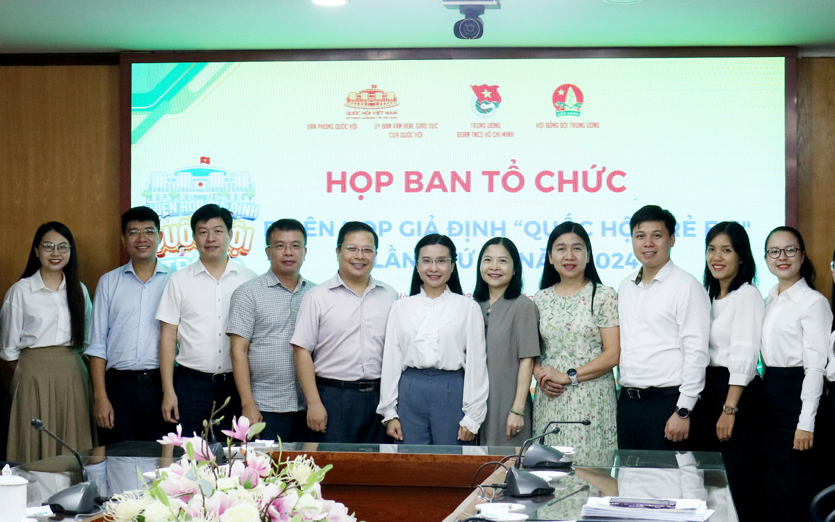 Các đại biểu chụp ảnh lưu niệm sau cuộc họp. Các đại biểu chụp ảnh lưu niệm sau cuộc họp.