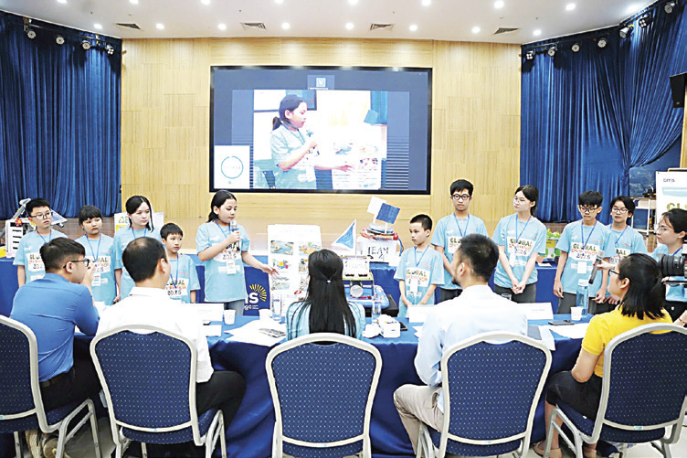 Các đội thi trình bày ý tưởng trước Ban Giám khảo Các đội thi trình bày ý tưởng trước Ban Giám khảo