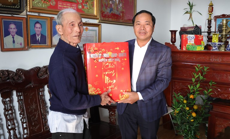 Phạm Văn Nghị, Phó Chủ tịch UBND huyện tặng quà cho Bệnh binh Vũ Văn Hiệp thôn Ninh Tào, xã Hợp Thịnh Phạm Văn Nghị, Phó Chủ tịch UBND huyện tặng quà cho Bệnh binh Vũ Văn Hiệp thôn Ninh Tào, xã Hợp Thịnh