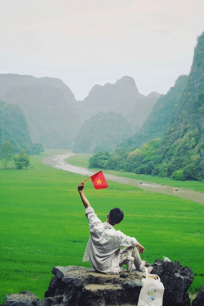 Để chiêm ngưỡng toàn cảnh vẻ đẹp của nơi này, du khách có thể leo lên những khối núi đá vôi để lấy góc chụp từ trên cao. Từ đây, dòng sông Ngô Đồng uốn lượn giữa thung lũng xanh, bao quanh là những ngọn núi đá vôi, hiện lên rõ nét và hùng vĩ.