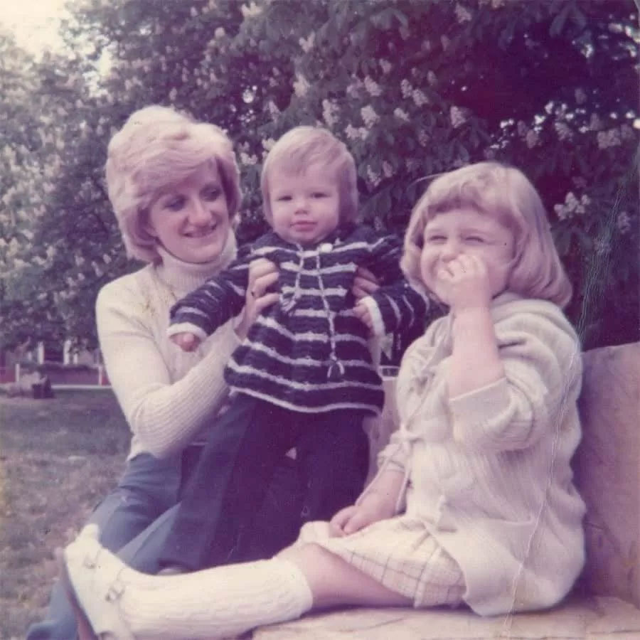 Becks ngày nhỏ bên mẹ và chị gái Lynne. Bố là người phát hiện ra tài năng bóng đá thiên bẩm của Becks, khích lệ anh theo đuổi sự nghiệp đồng thời nghiêm khắc rèn giũa anh.