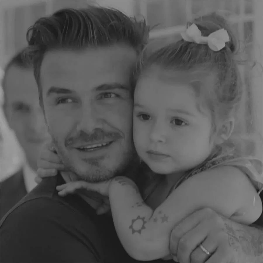 Bài đăng của Becks kết thúc với hình ảnh anh bế con gái út Harper. Anh gửi lời cảm ơn người thân làm cho ngày sinh nhật trở nên đặc biệt. Cựu tiền vệ 50 tuổi nói gia đình là cả thế giới với anh.
