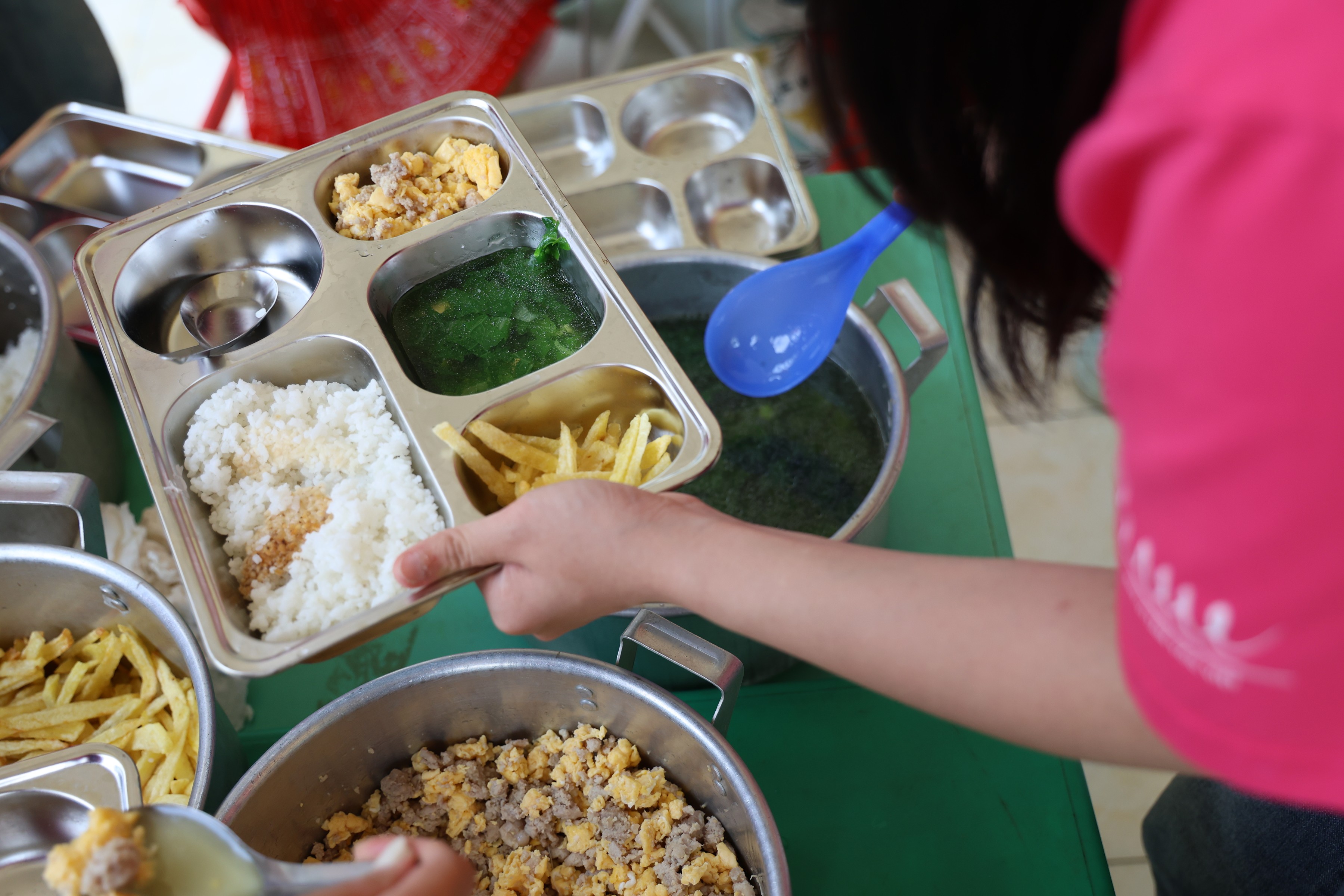Suất ăn của các bé được thay đổi theo ngày, có đầy đủ thịt, cá, trứng, rau, củ,quả..